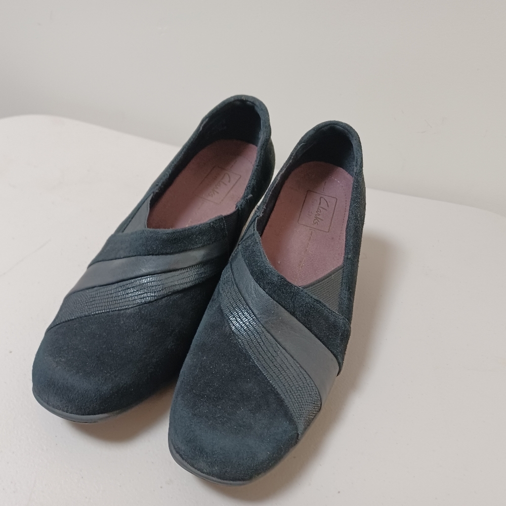 Clarks size 8.5 black suede shoe